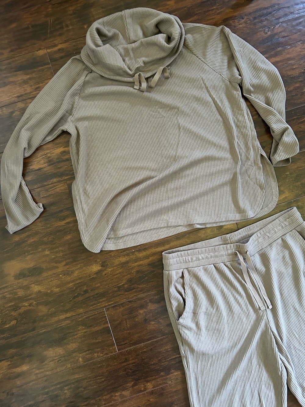 2pc Set Taupe Waffle Knit Lounge Set Cowl Neck & Joggers Women’s Size L - Picture 14 of 15